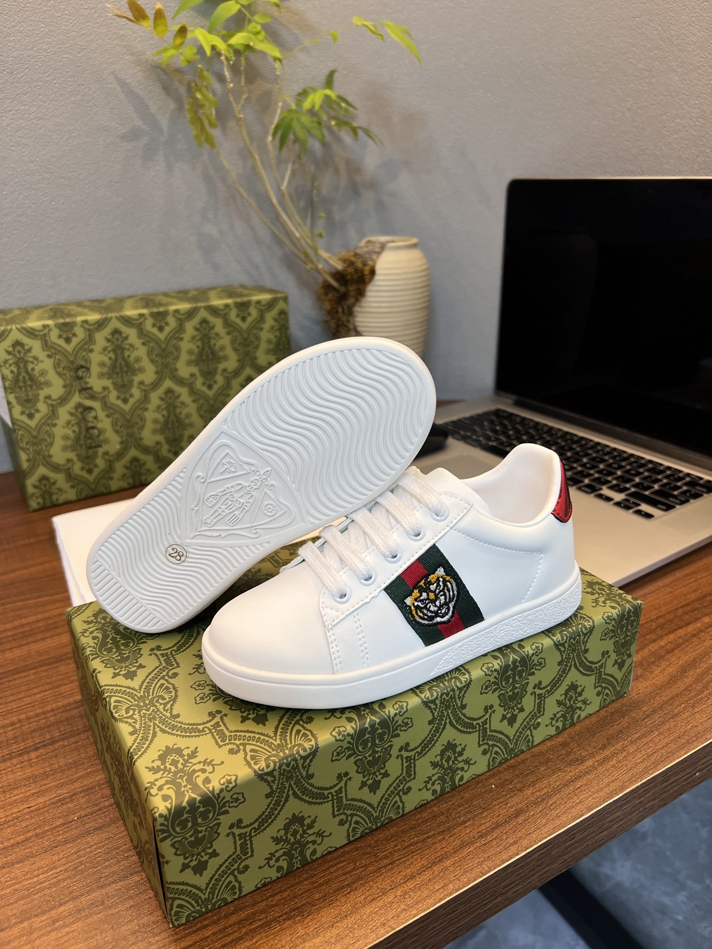 Children's shoes child